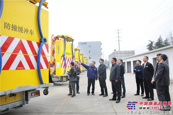 點開(kāi)讓你(nǐ)了(le)解徐工(gōng)随車(chē)自(zì)主研發"神器(qì)”——防撞緩沖車(chē)