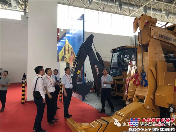 徐工(gōng)防撞緩沖車(chē)與道(dào)路(lù)清障車(chē)驚豔亮(liàng)相(xiàng)2018北(běi)京交通(tōng)展