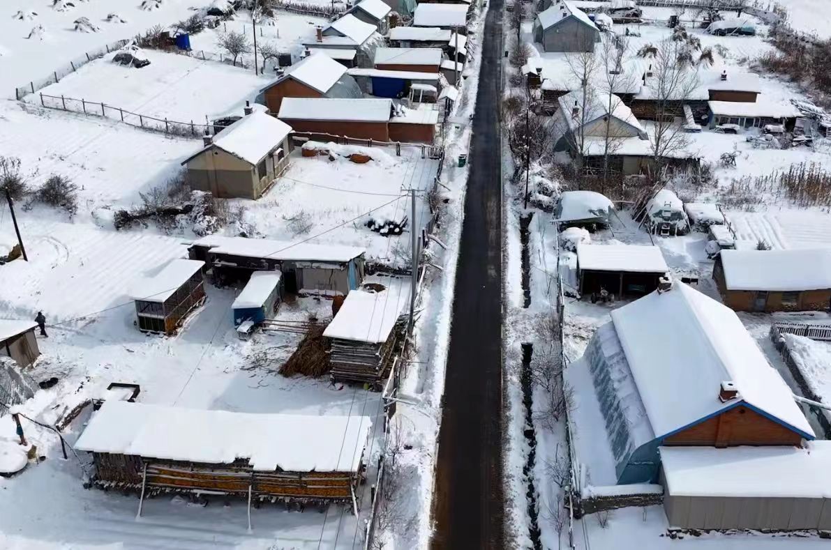 修好(hǎo)後的(de)柏油村(cūn)路(lù)。人(rén)民(mín)網 石天蛟攝